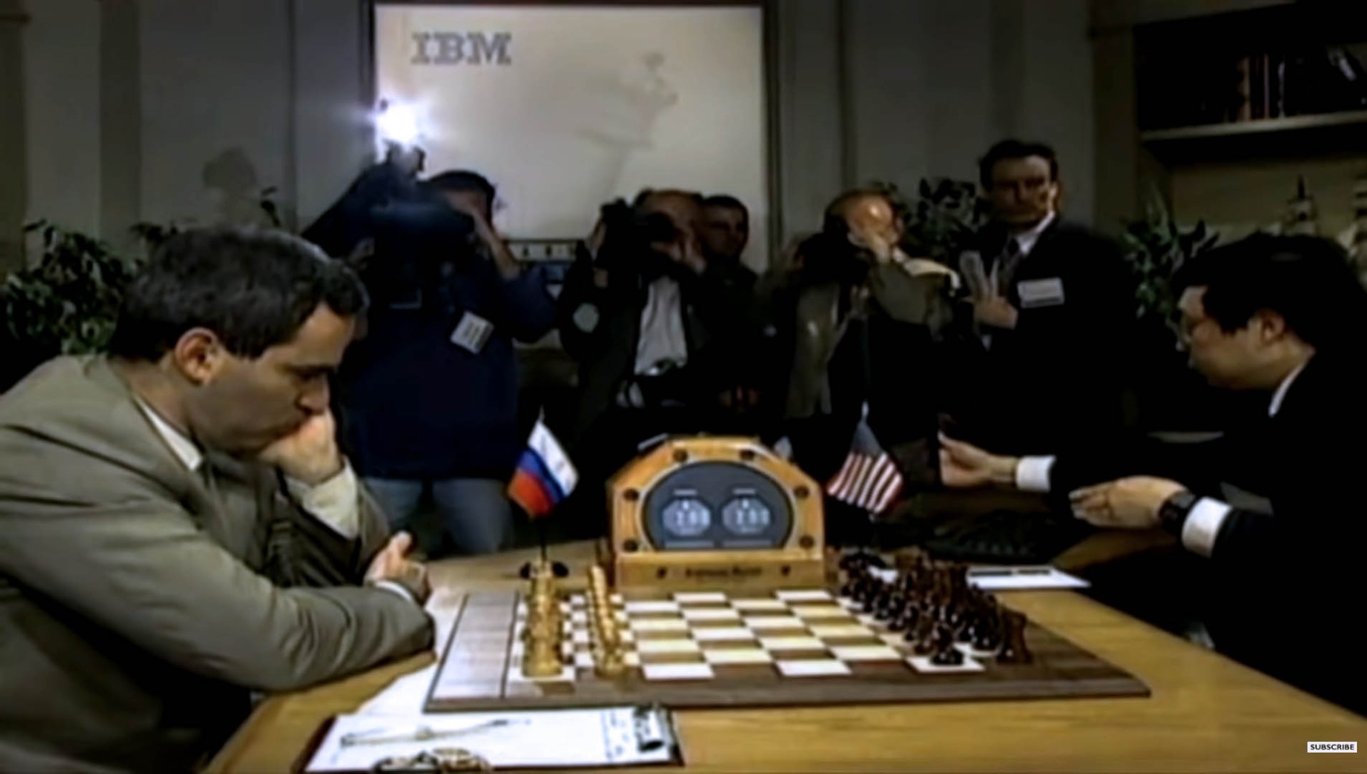 Momento della celebre partita a scacchi nel 1997 tra il campione russo Garry Kasparov e il computer Deep Blue sviluppato da IBM.